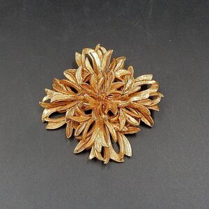 Judith Green Textured Flower Brooch Pendant Pin Gold Tone Brutalist Vintage 3 In